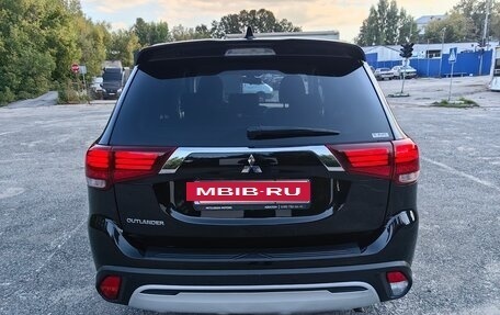 Mitsubishi Outlander III рестайлинг 3, 2021 год, 2 590 000 рублей, 9 фотография