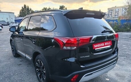 Mitsubishi Outlander III рестайлинг 3, 2021 год, 2 590 000 рублей, 11 фотография