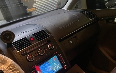 Volkswagen Touran III, 2012 год, 1 350 000 рублей, 2 фотография