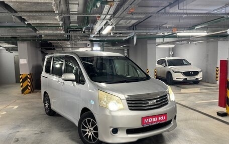 Toyota Noah III, 2010 год, 990 000 рублей, 1 фотография