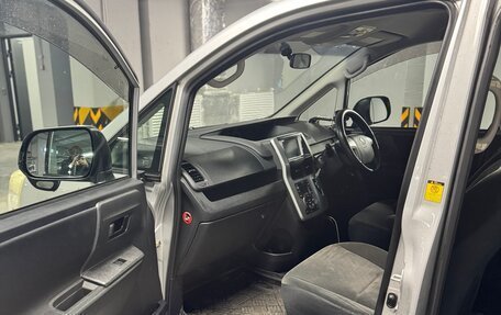 Toyota Noah III, 2010 год, 990 000 рублей, 9 фотография