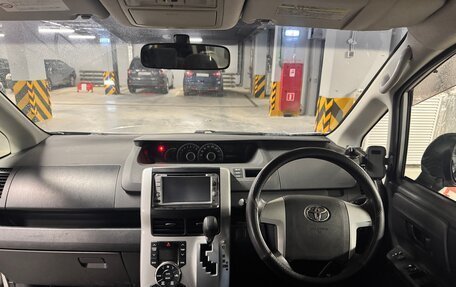 Toyota Noah III, 2010 год, 990 000 рублей, 10 фотография