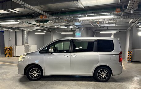 Toyota Noah III, 2010 год, 990 000 рублей, 3 фотография