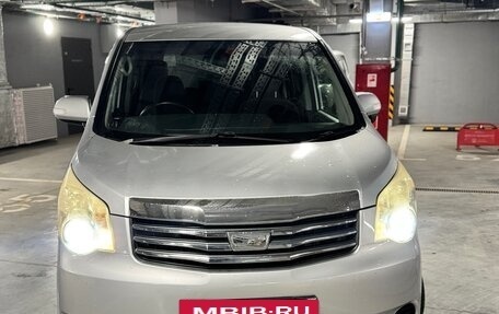Toyota Noah III, 2010 год, 990 000 рублей, 2 фотография