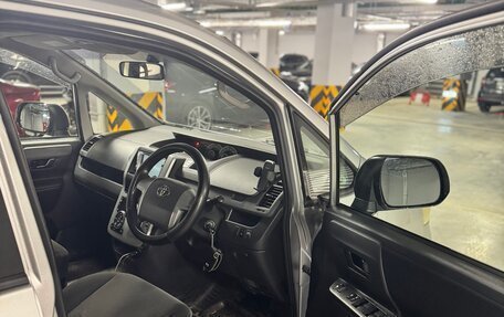 Toyota Noah III, 2010 год, 990 000 рублей, 11 фотография