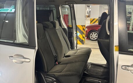 Toyota Noah III, 2010 год, 990 000 рублей, 16 фотография