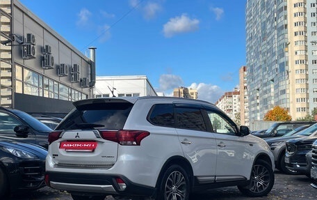 Mitsubishi Outlander III рестайлинг 3, 2015 год, 1 699 000 рублей, 4 фотография