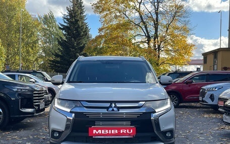 Mitsubishi Outlander III рестайлинг 3, 2015 год, 1 699 000 рублей, 5 фотография