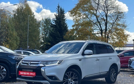 Mitsubishi Outlander III рестайлинг 3, 2015 год, 1 699 000 рублей, 2 фотография