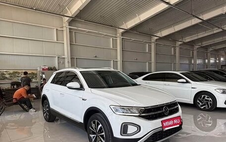 Volkswagen T-Roc I, 2023 год, 2 280 000 рублей, 2 фотография