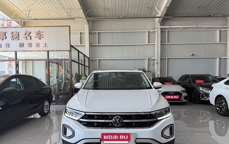 Volkswagen T-Roc I, 2023 год, 2 280 000 рублей, 3 фотография