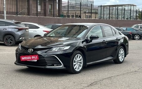Toyota Camry, 2021 год, 1 900 000 рублей, 3 фотография