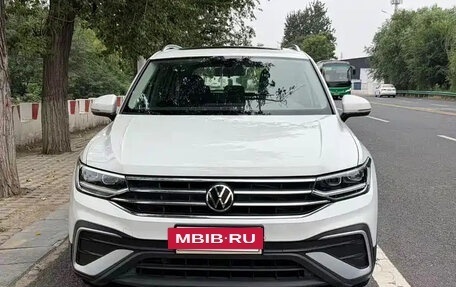 Volkswagen Tiguan II, 2023 год, 1 793 700 рублей, 2 фотография