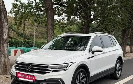 Volkswagen Tiguan II, 2023 год, 1 793 700 рублей, 3 фотография