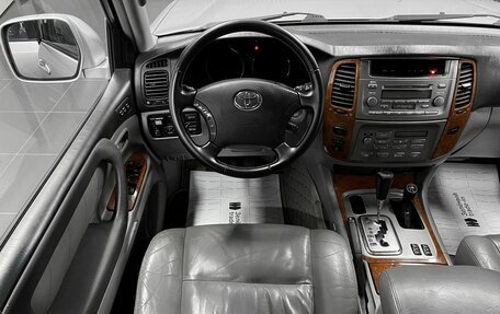 Toyota Land Cruiser 100 рестайлинг 2, 2005 год, 2 490 000 рублей, 11 фотография