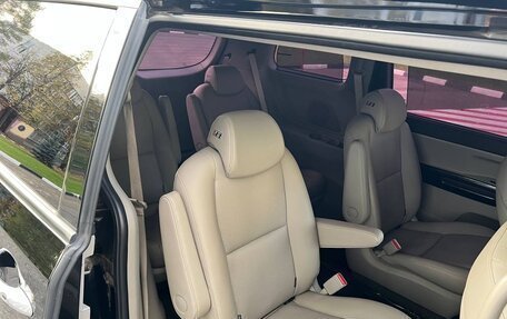 KIA Carnival III, 2018 год, 2 800 000 рублей, 2 фотография