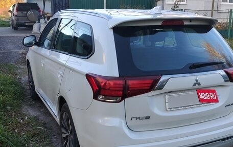 Mitsubishi Outlander III рестайлинг 3, 2022 год, 2 200 000 рублей, 1 фотография