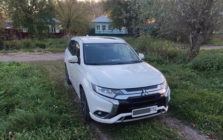 Mitsubishi Outlander III рестайлинг 3, 2022 год, 2 200 000 рублей, 3 фотография