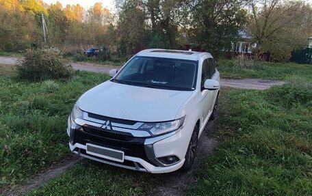 Mitsubishi Outlander III рестайлинг 3, 2022 год, 2 200 000 рублей, 4 фотография