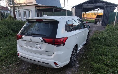 Mitsubishi Outlander III рестайлинг 3, 2022 год, 2 200 000 рублей, 2 фотография