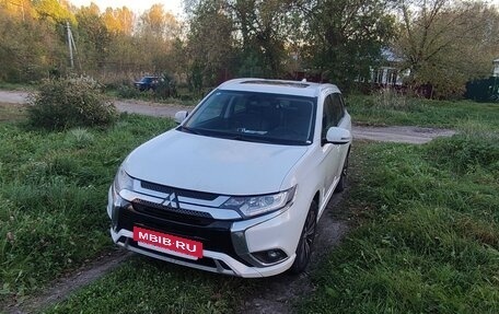 Mitsubishi Outlander III рестайлинг 3, 2022 год, 2 200 000 рублей, 8 фотография