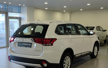 Mitsubishi Outlander III рестайлинг 3, 2017 год, 1 850 000 рублей, 9 фотография
