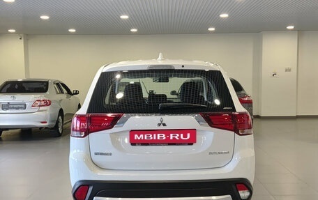 Mitsubishi Outlander III рестайлинг 3, 2017 год, 1 850 000 рублей, 10 фотография