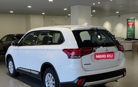 Mitsubishi Outlander III рестайлинг 3, 2017 год, 1 850 000 рублей, 11 фотография