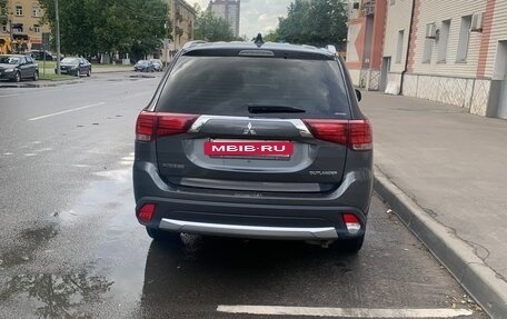 Mitsubishi Outlander III рестайлинг 3, 2018 год, 1 885 000 рублей, 3 фотография