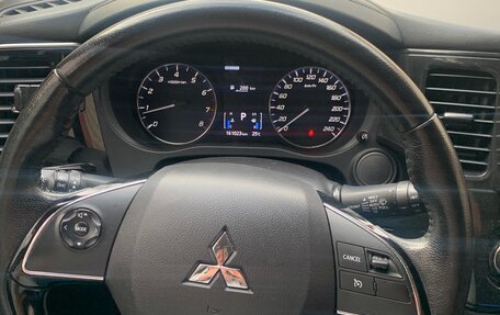 Mitsubishi Outlander III рестайлинг 3, 2018 год, 1 885 000 рублей, 14 фотография