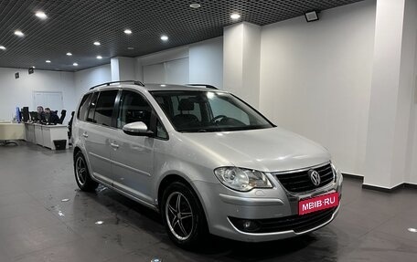 Volkswagen Touran III, 2010 год, 584 000 рублей, 1 фотография