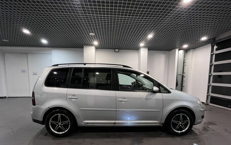 Volkswagen Touran III, 2010 год, 584 000 рублей, 2 фотография