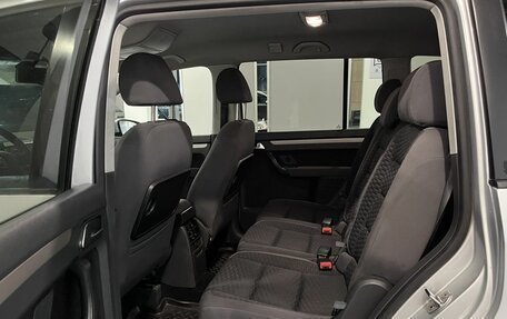 Volkswagen Touran III, 2010 год, 584 000 рублей, 21 фотография