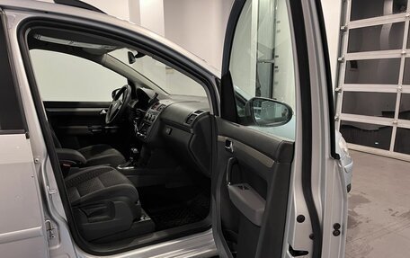 Volkswagen Touran III, 2010 год, 584 000 рублей, 24 фотография