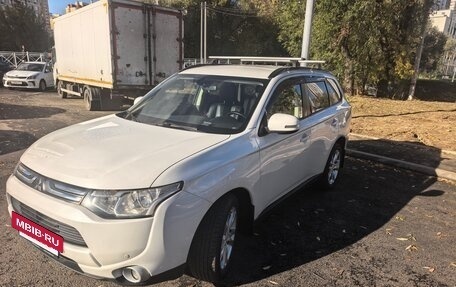 Mitsubishi Outlander III рестайлинг 3, 2013 год, 1 050 000 рублей, 2 фотография