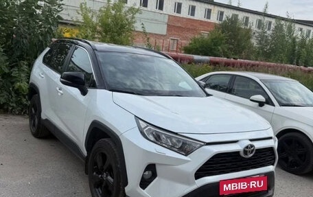 Toyota RAV4, 2021 год, 3 000 000 рублей, 2 фотография