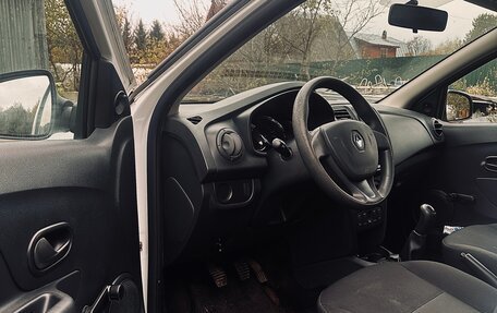 Renault Logan II, 2018 год, 700 000 рублей, 6 фотография