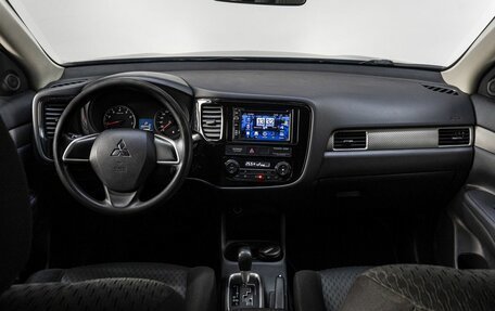 Mitsubishi Outlander III рестайлинг 3, 2015 год, 1 399 000 рублей, 17 фотография