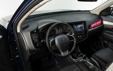Mitsubishi Outlander III рестайлинг 3, 2015 год, 1 399 000 рублей, 10 фотография