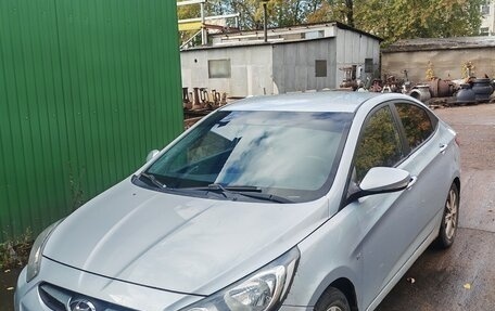 Hyundai Solaris II рестайлинг, 2011 год, 600 000 рублей, 1 фотография