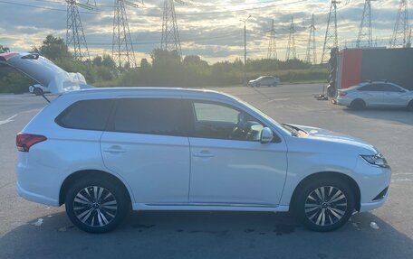 Mitsubishi Outlander III рестайлинг 3, 2022 год, 3 500 000 рублей, 1 фотография