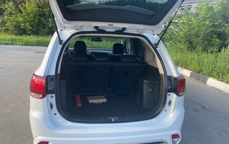 Mitsubishi Outlander III рестайлинг 3, 2022 год, 3 500 000 рублей, 3 фотография