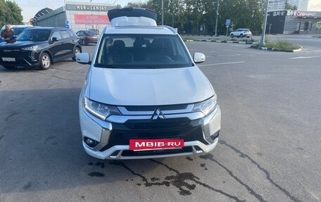 Mitsubishi Outlander III рестайлинг 3, 2022 год, 3 500 000 рублей, 2 фотография