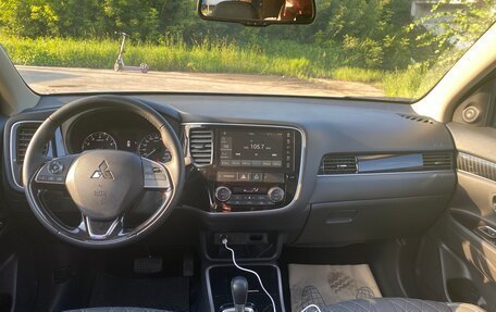 Mitsubishi Outlander III рестайлинг 3, 2022 год, 3 500 000 рублей, 4 фотография