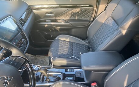 Mitsubishi Outlander III рестайлинг 3, 2022 год, 3 500 000 рублей, 7 фотография