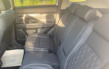 Mitsubishi Outlander III рестайлинг 3, 2022 год, 3 500 000 рублей, 6 фотография