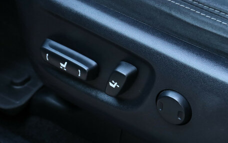 Toyota Land Cruiser Prado 150 рестайлинг 2, 2022 год, 5 680 000 рублей, 16 фотография