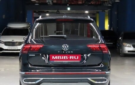 Volkswagen Tiguan II, 2022 год, 2 100 000 рублей, 4 фотография