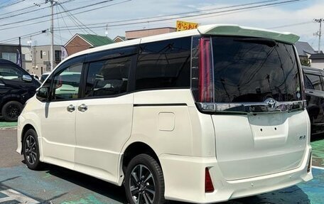 Toyota Noah III, 2021 год, 2 180 000 рублей, 9 фотография