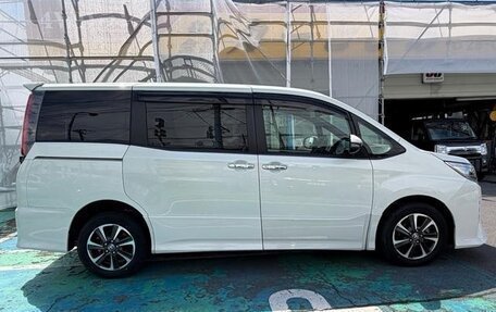 Toyota Noah III, 2021 год, 2 180 000 рублей, 6 фотография